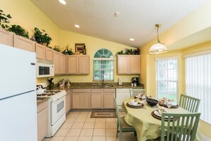 House, 4 Bedrooms (3 Bathroom - 8064) | Private kitchen