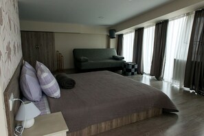 Decoración personalizada, muebles diferentes y cortinas blackout