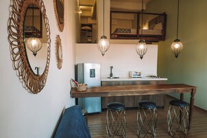 Dúplex, varias camas, balcón | Cocina privada | Frigorífico, placa de cocina y utensilios de cocina