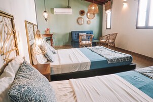 Estudio, varias camas | Escritorio y espacio para trabajar con un portátil