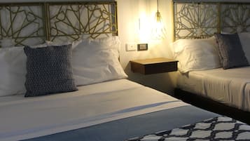 Estudio, varias camas | 1 dormitorio, escritorio, espacio para trabajar con un portátil