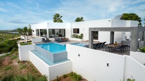 Vila luxo, vários quartos, para não fumantes | Cofres nos quartos, quartos à prova de som