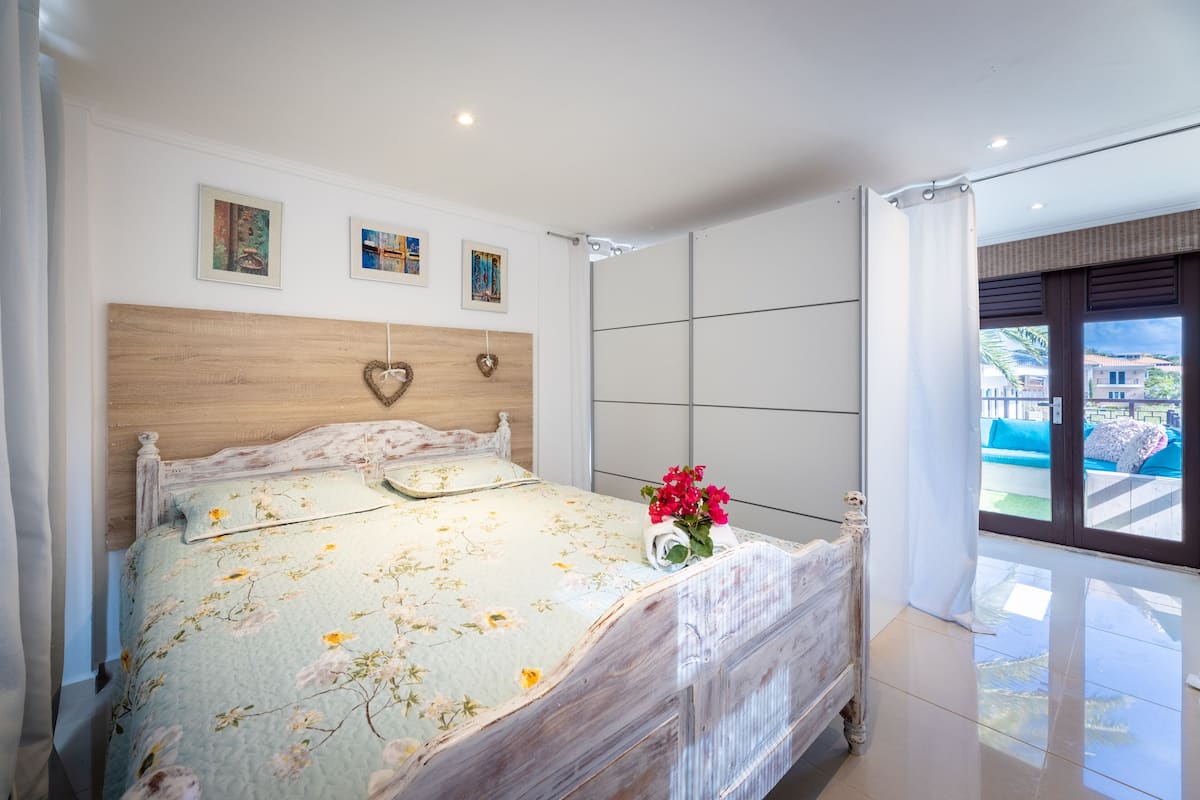 Lovely Rose Apartment