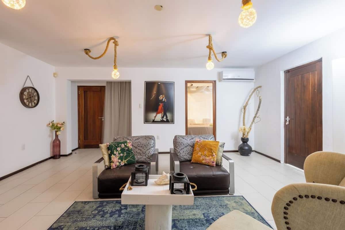 Deluxe appartement, 2 slaapkamers | Een kluis op de kamer, individueel gedecoreerd, individueel gemeubileerd