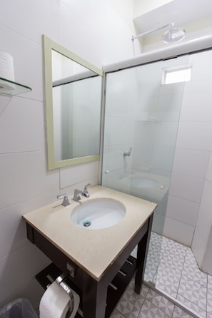 Double Room, 2 Double Beds, Non Smoking | Bathroom sink - Casa Bruselas Clasica (Guadalajara)