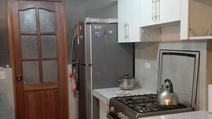 Rumah Keluarga, 2 kamar tidur, Bebas Asap Rokok, kamar mandi pribadi | Dapur pribadi | Lemari es, microwave, kompor, dan peralatan masak/sendok-piring