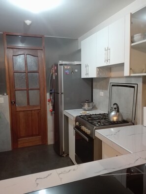 Family House, 2 Bedrooms, Non Smoking, Private Bathroom | Private kitchen | Fridge, microwave, stovetop, cookware/dishes/utensils - Killa House Lucrepata (Cusco)