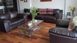 Rumah Keluarga, 2 kamar tidur, Bebas Asap Rokok, kamar mandi pribadi | Area keluarga | TV layar datar