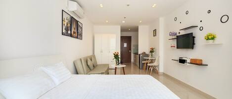 Studio | Living area | Flat-screen TV