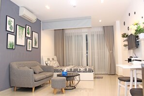 Studio | Meja kerja, tirai kedap cahaya, setrika/meja setrika, dan Wi-Fi gratis