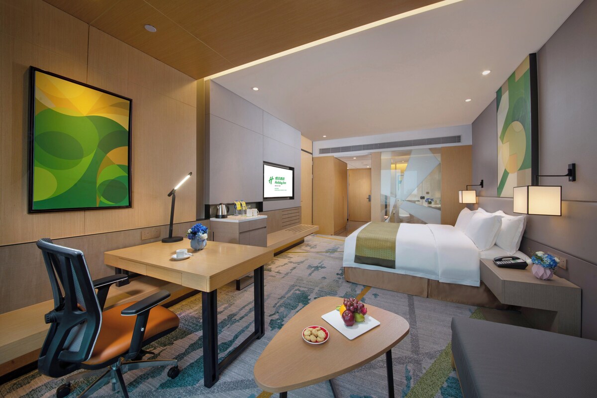 1 bedroom, premium bedding, minibar, in-room safe