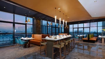 2 restaurants; breakfast, lunch and dinner served