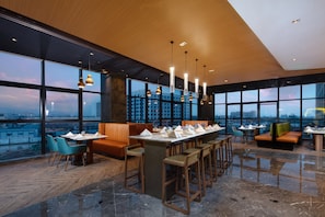 2 restaurants; breakfast, lunch and dinner served  - Holiday Inn Hangzhou Airport Zone by IHG (Hangzhou)