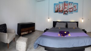 3 bedrooms, desk, WiFi (free), bed sheets - Villa Oceana 1 (Legian)