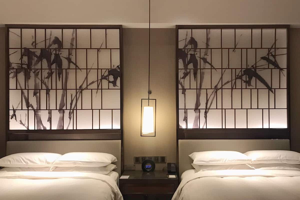 Ropa de cama de alta calidad y caja de seguridad en la habitación