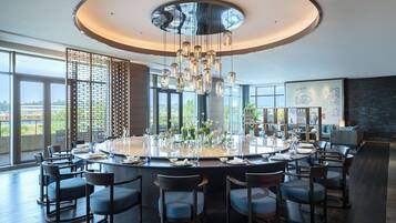 2 restaurants; breakfast, lunch, and dinner served