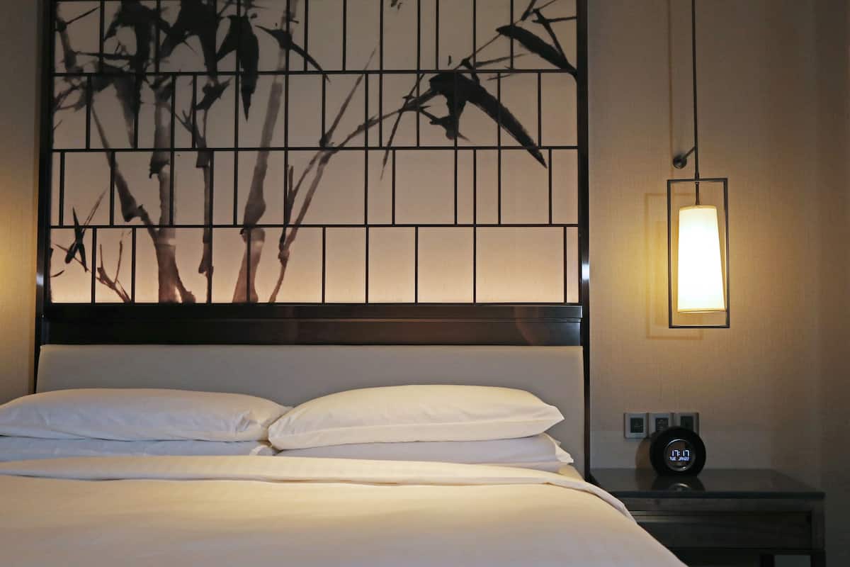 Ropa de cama de alta calidad y caja de seguridad en la habitación