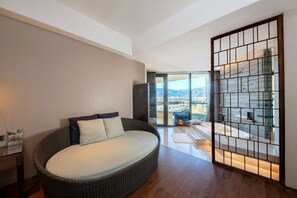 豪華客房, 1 張特大雙人床, 露台, 山景 | 高級寢具、房內夾萬、書桌、熨斗/熨衫板