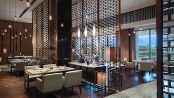 2 restaurants, breakfast, lunch served; local and international cuisine