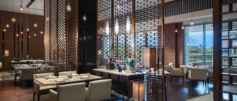 2 restaurants, breakfast, lunch served; local and international cuisine