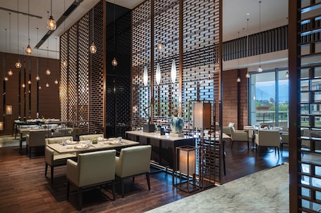 2 restaurants, breakfast, lunch served; local and international cuisine