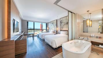 Kamer, 2 tweepersoonsbedden | Luxe beddengoed, een kluis op de kamer, een bureau