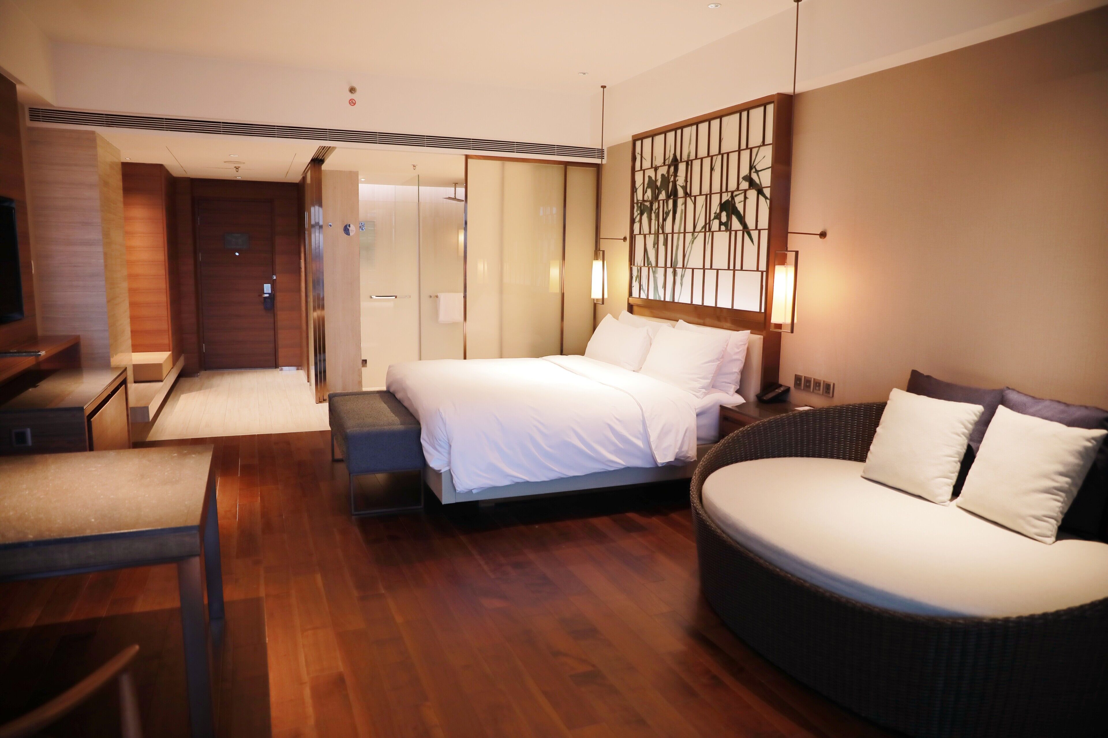 Deluxe-Zimmer, 1 King-Bett, Nichtraucher, Balkon | Hochwertige Bettwaren, Zimmersafe, Schreibtisch, Bügeleisen/Bügelbrett