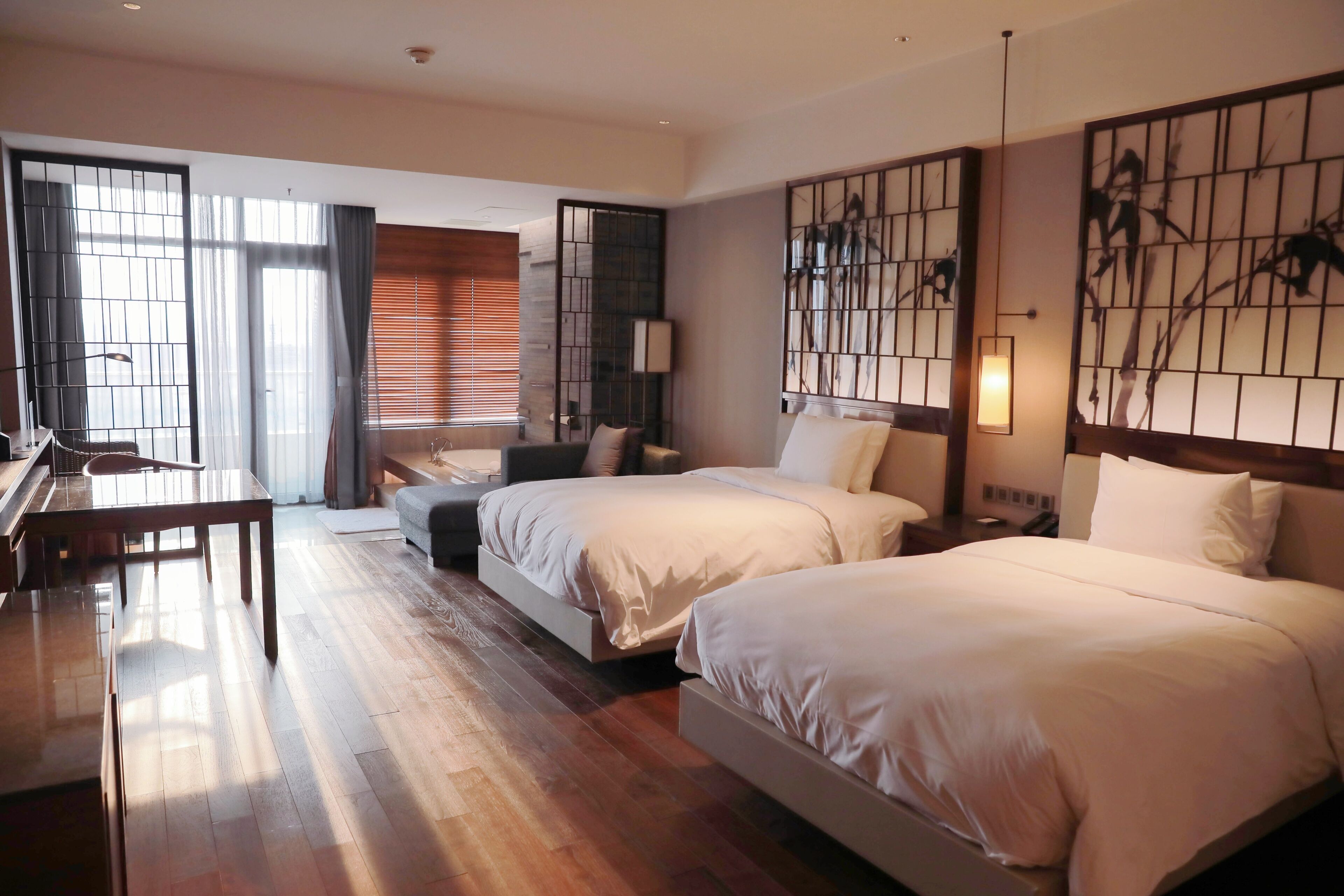 Deluxe-Zimmer, 2 Doppelbetten, Nichtraucher, Balkon | Hochwertige Bettwaren, Zimmersafe, Schreibtisch, Bügeleisen/Bügelbrett