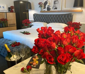 Bộ đồ giường cao cấp, két bảo mật tại phòng, trang trí khác biệt