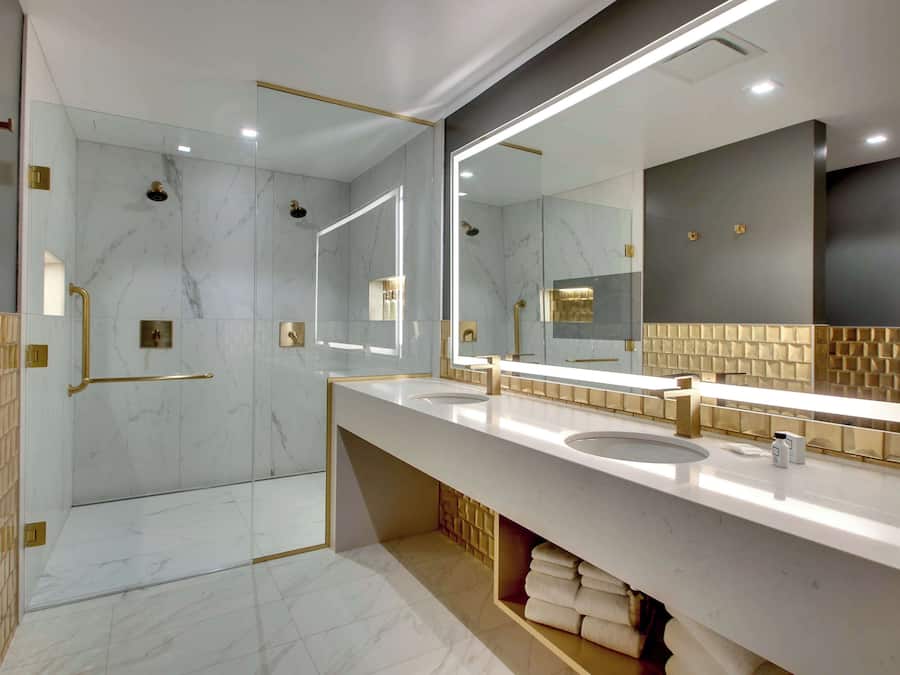 Studio, 1 King Bed | Bathroom shower