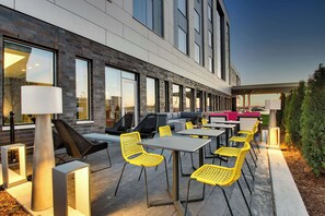 Terrace/patio - The Rose Chicago, Tapestry Collection by Hilton (Rosemont)