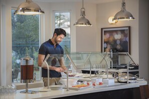 Free daily buffet breakfast  - Staybridge Suites Saltillo by IHG (Saltillo)