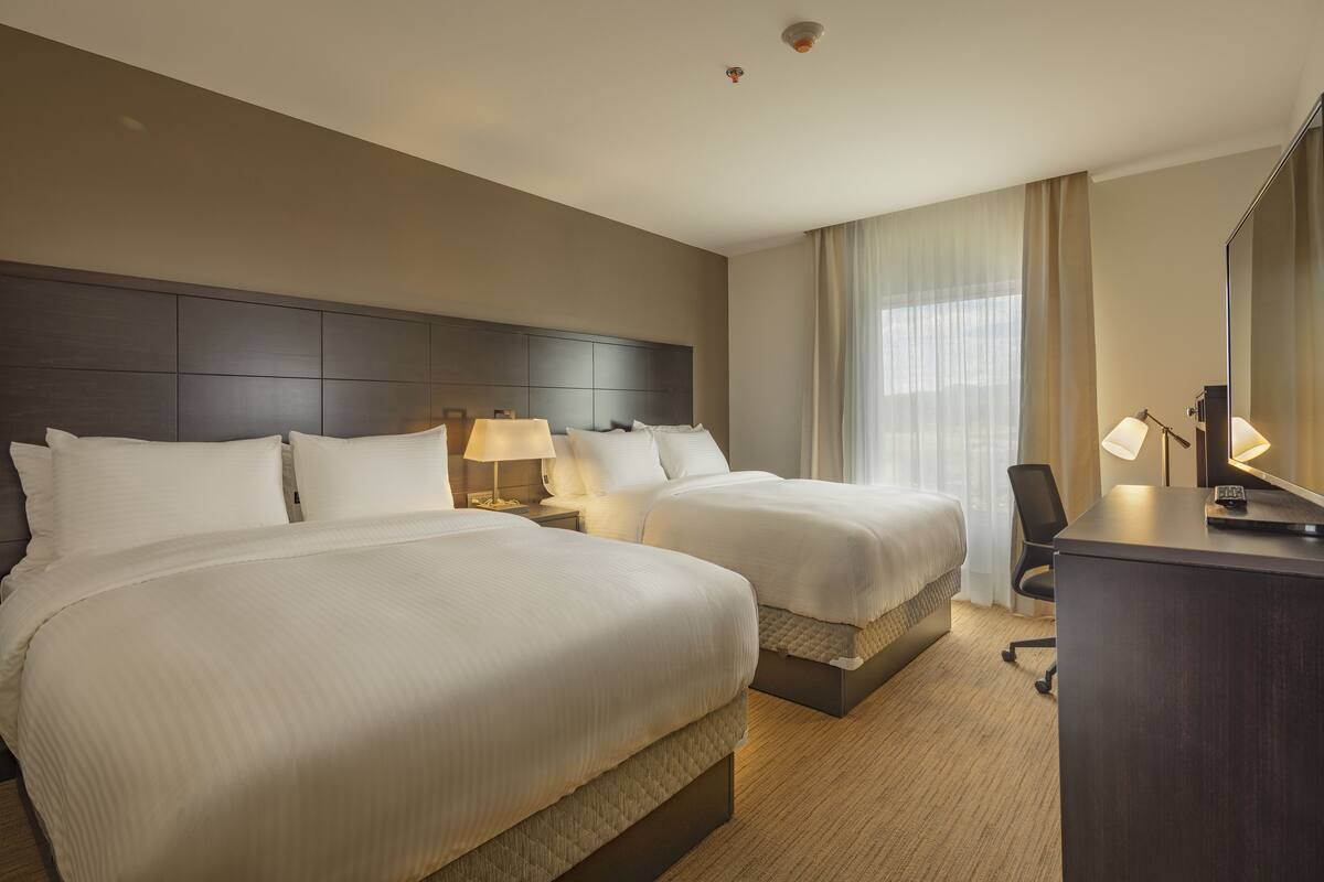 2 bedrooms, in-room safe, desk, iron/ironing board