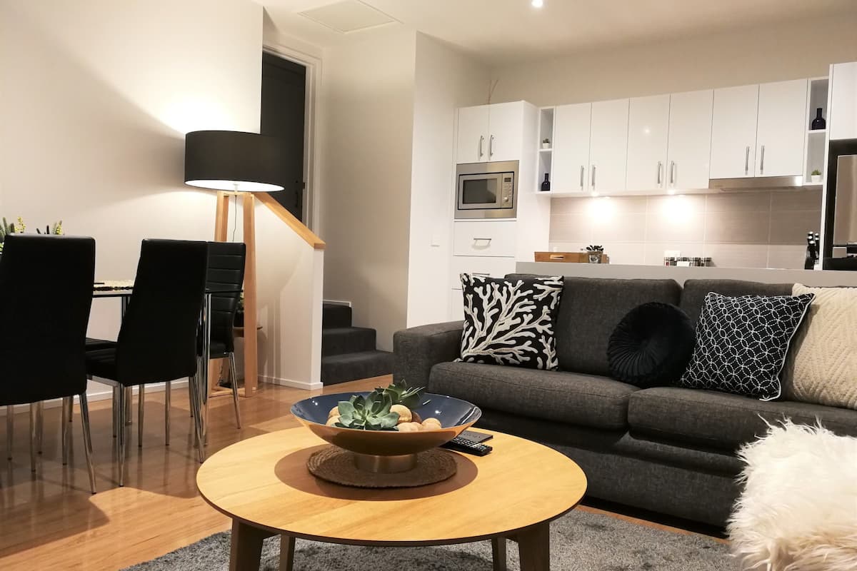 Apartamento City, 2 habitaciones, no fumadores, baño privado | Zona de estar | Una Smart TV, juguetes