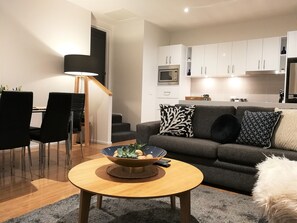 Hobart Cityscape Apartment 3 Fawkner   | Living area | Smart TV, toys - Hobart Cityscape (Hobart)