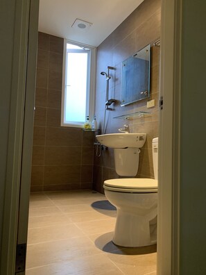 Standard Quadruple Room | Bathroom | Shower, hair dryer, slippers, shampoo - Bird house (Hengchun)