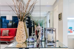 Executive Single Room, 1 Queen Bed with Sofa bed | Individually decorated, individually furnished, iron/ironing board - Alcoves Greenbelt Park Place Makati (Makati)