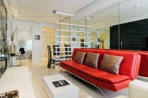 Chambre simple exécutive, 1 grand lit et 1 canapé-lit | Décor unique, ameublement unique, fer et planche à repasser