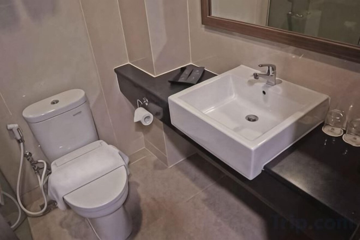 Ducha, artículos de tocador gratuitos, pantuflas, toallas