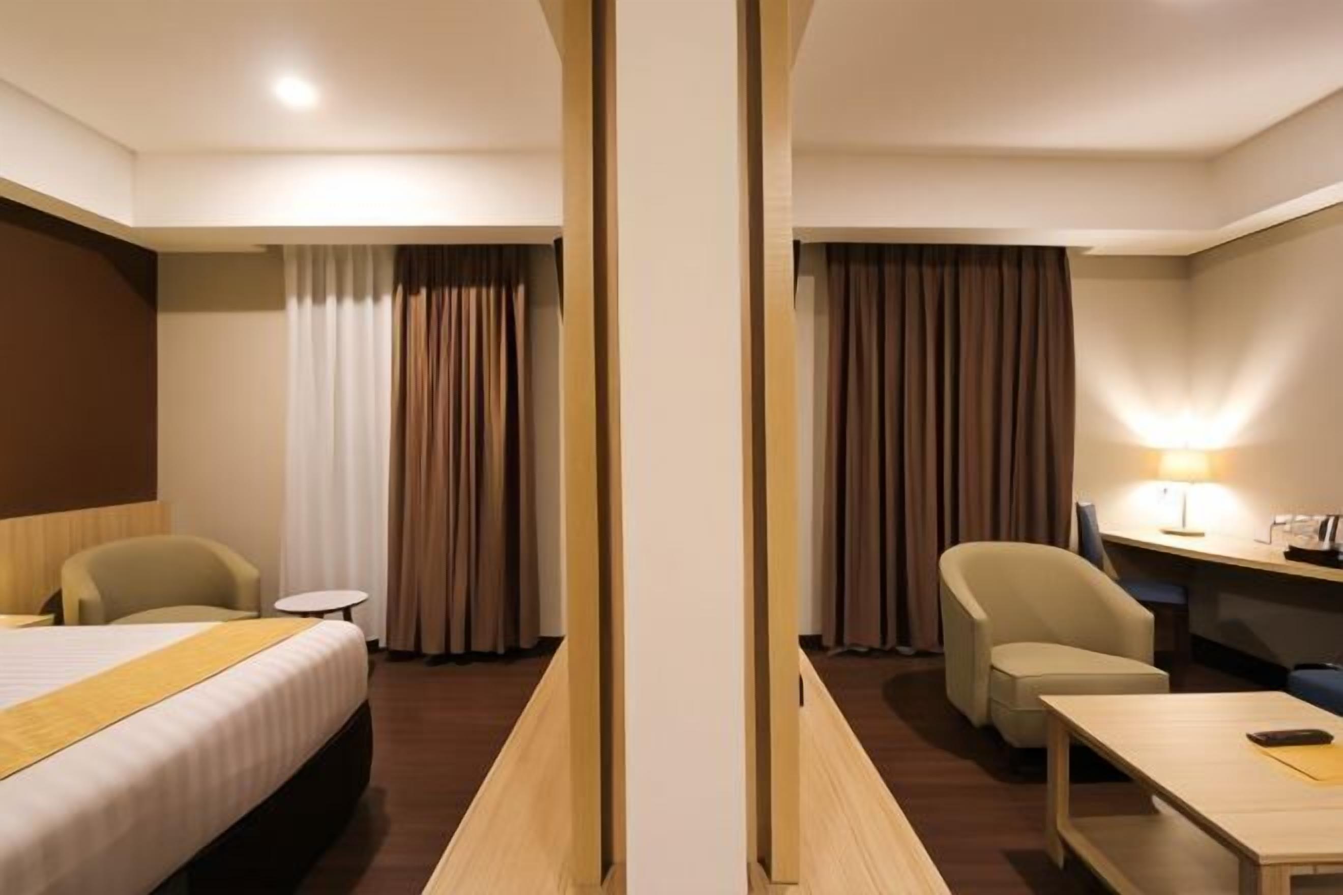 Desk, soundproofing, free WiFi