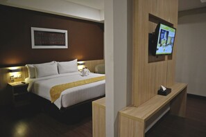 Desk, soundproofing, free WiFi - Anara Sky Kualanamu Hotel (Medan)