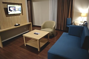 Executive Suite | Desk, soundproofing, free WiFi