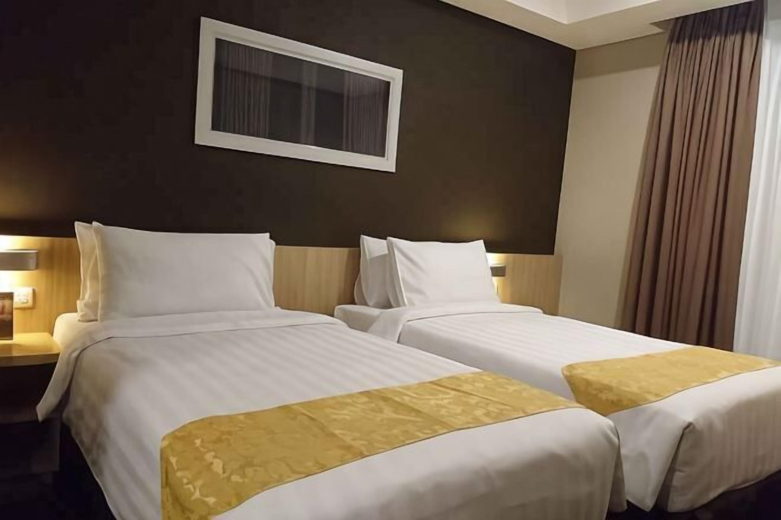 Desk, soundproofing, free WiFi