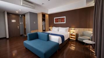 Desk, soundproofing, free WiFi