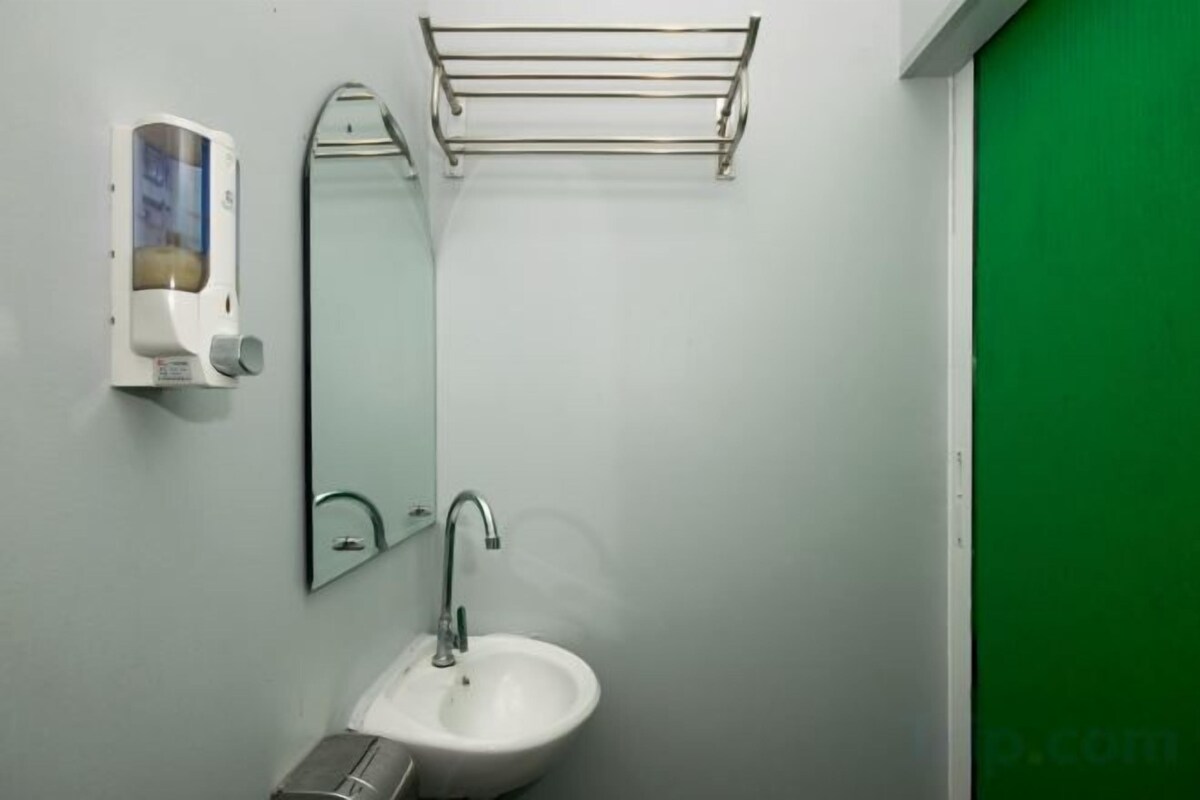 Bathroom | Shower, bidet, towels