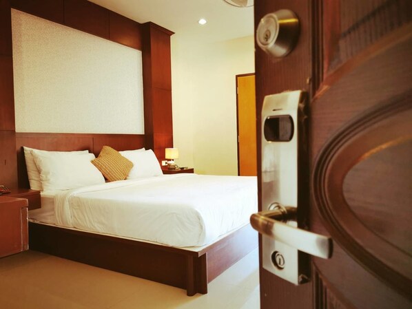 Deluxe Room, 1 Bedroom, Non Smoking, Refrigerator | Minibar, in-room safe, rollaway beds, free WiFi