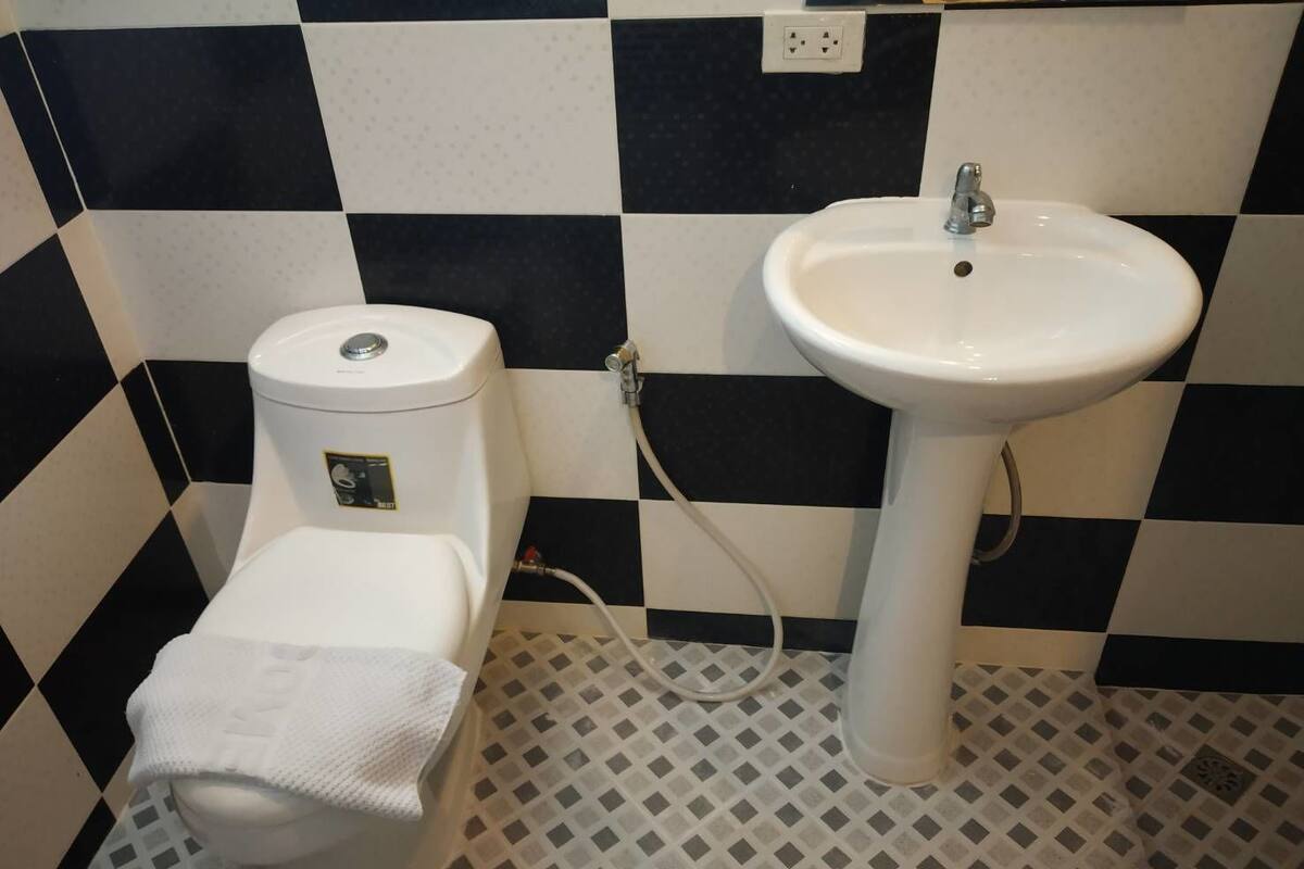 Deluxe Room, 1 Bedroom, Non Smoking, Refrigerator | Bathroom