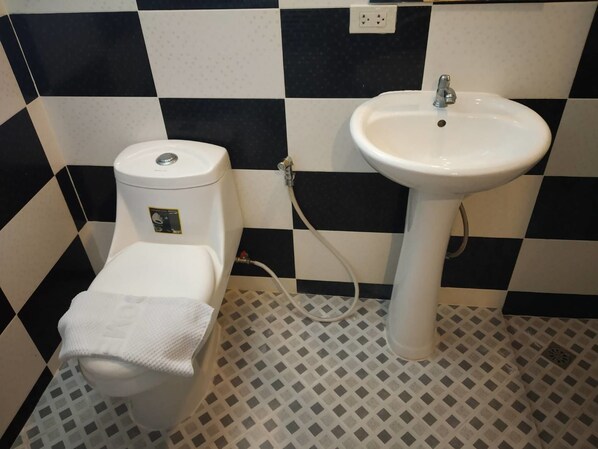 Deluxe Room, 1 Bedroom, Non Smoking, Refrigerator | Bathroom | Shower, free toiletries, towels