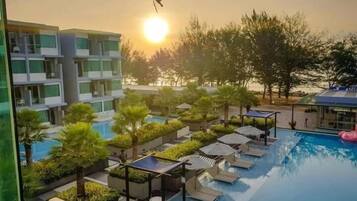 2 outdoor pools, pool loungers