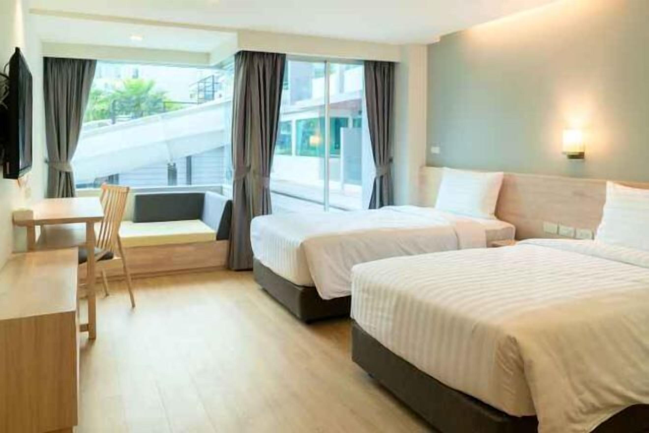 Seprai premium, minibar, brankas, dan meja kerja